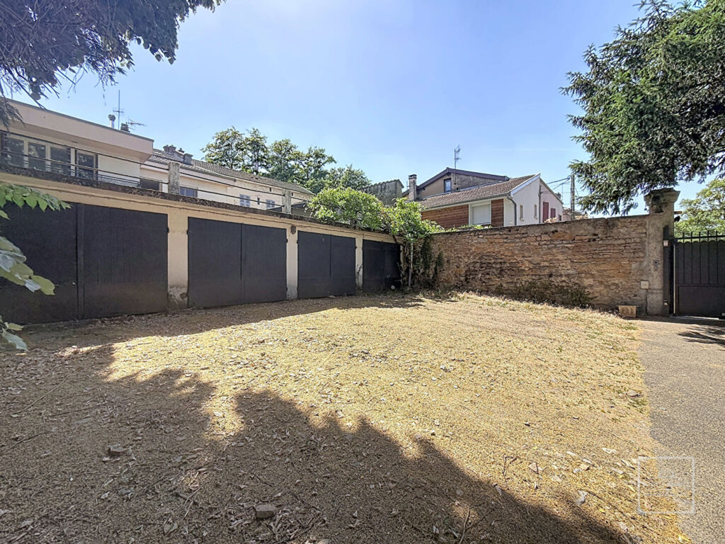 Collonges Au Mont d&rsquo;or- Maison 120m² à rénover avec dépendances, terrain arboré