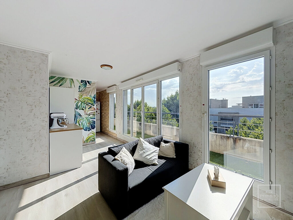 BEAU T2 AU DERNIER ETAGE AVEC GARAGE