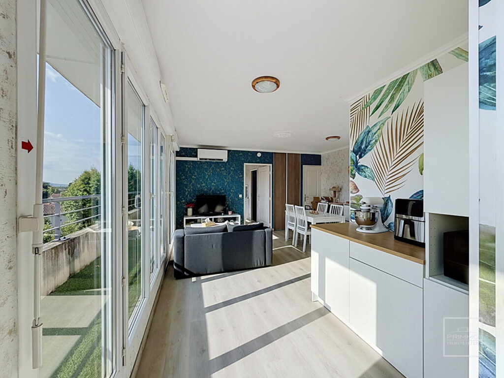 BEAU T2 AU DERNIER ETAGE AVEC GARAGE