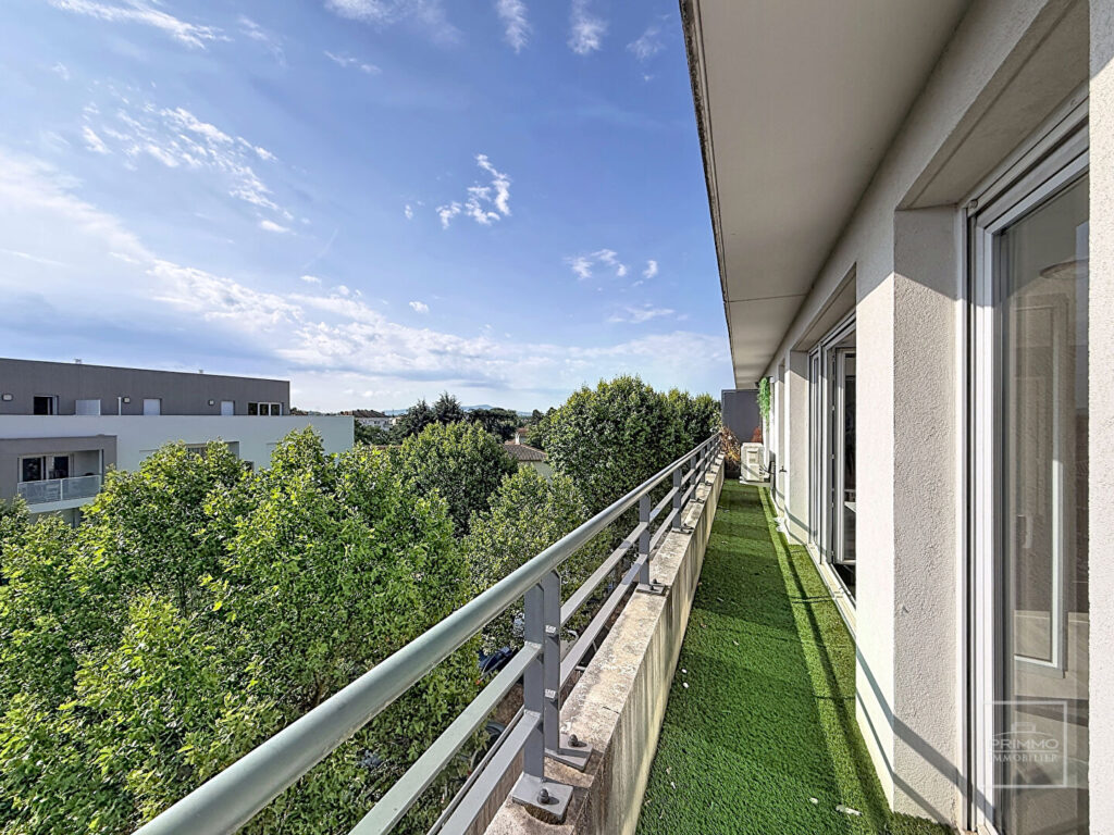 BEAU T2 AU DERNIER ETAGE AVEC GARAGE