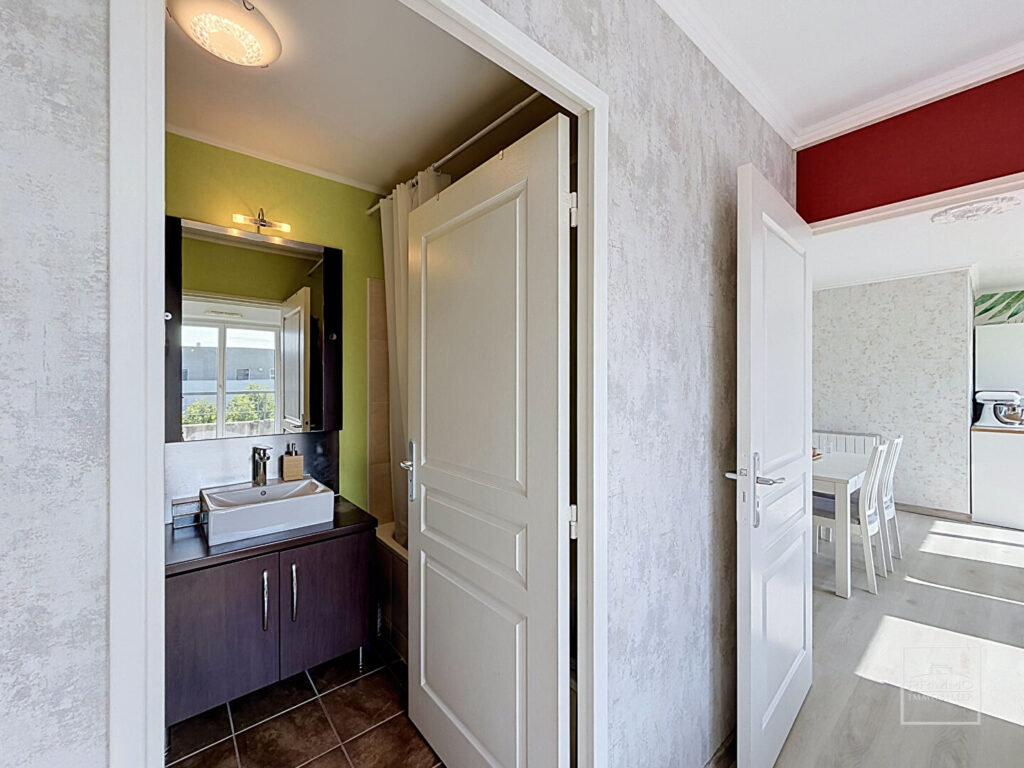 BEAU T2 AU DERNIER ETAGE AVEC GARAGE