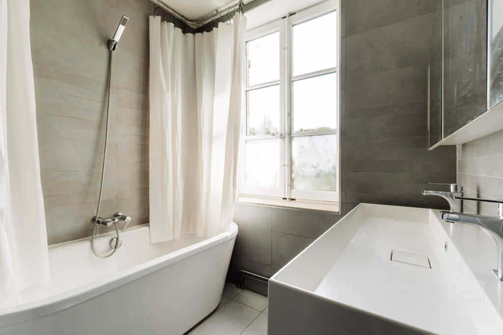 GENAY, APPARTEMENT DE CHARME, 114m², PARC ARBORÉ & PARKING