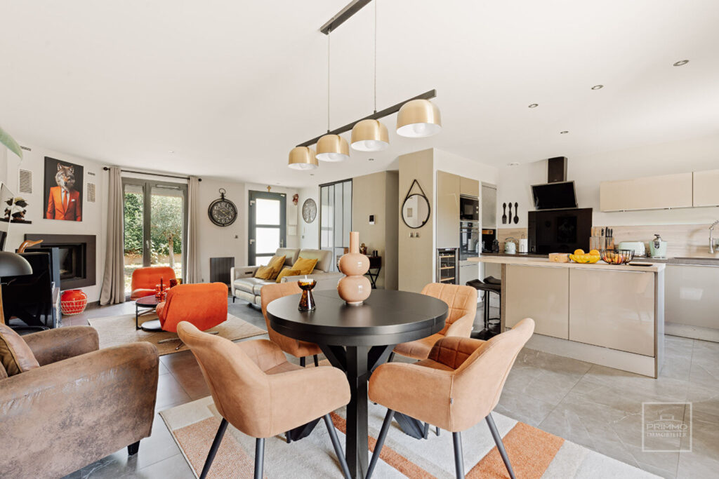 MONTANAY, MAISON PLAIN PIED 124 m² AVEC JARDIN ET PISCINE
