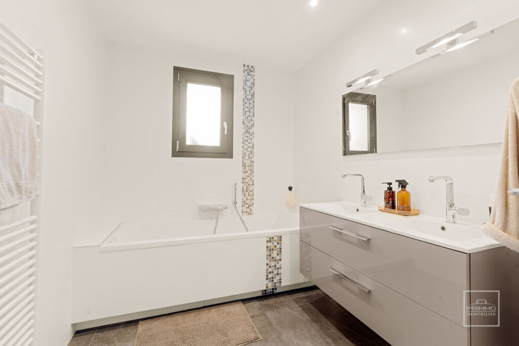 MONTANAY, MAISON PLAIN PIED 124 m² AVEC JARDIN ET PISCINE