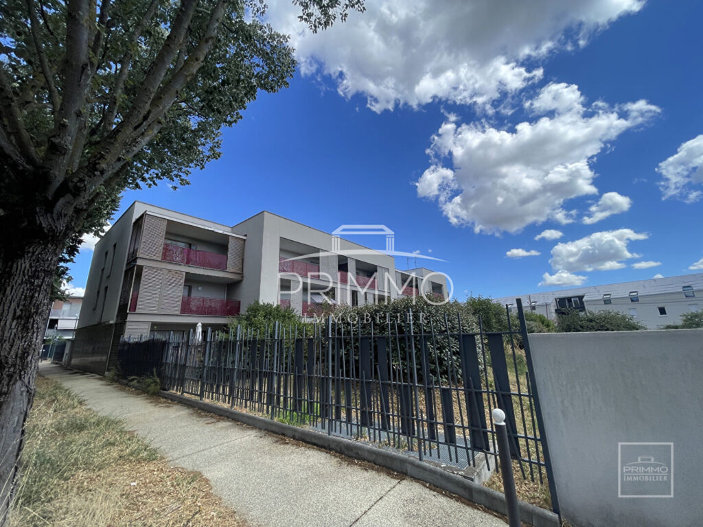 BRON, T2, 45.2m², DERNIER ETAGE AVEC TERRASSE
