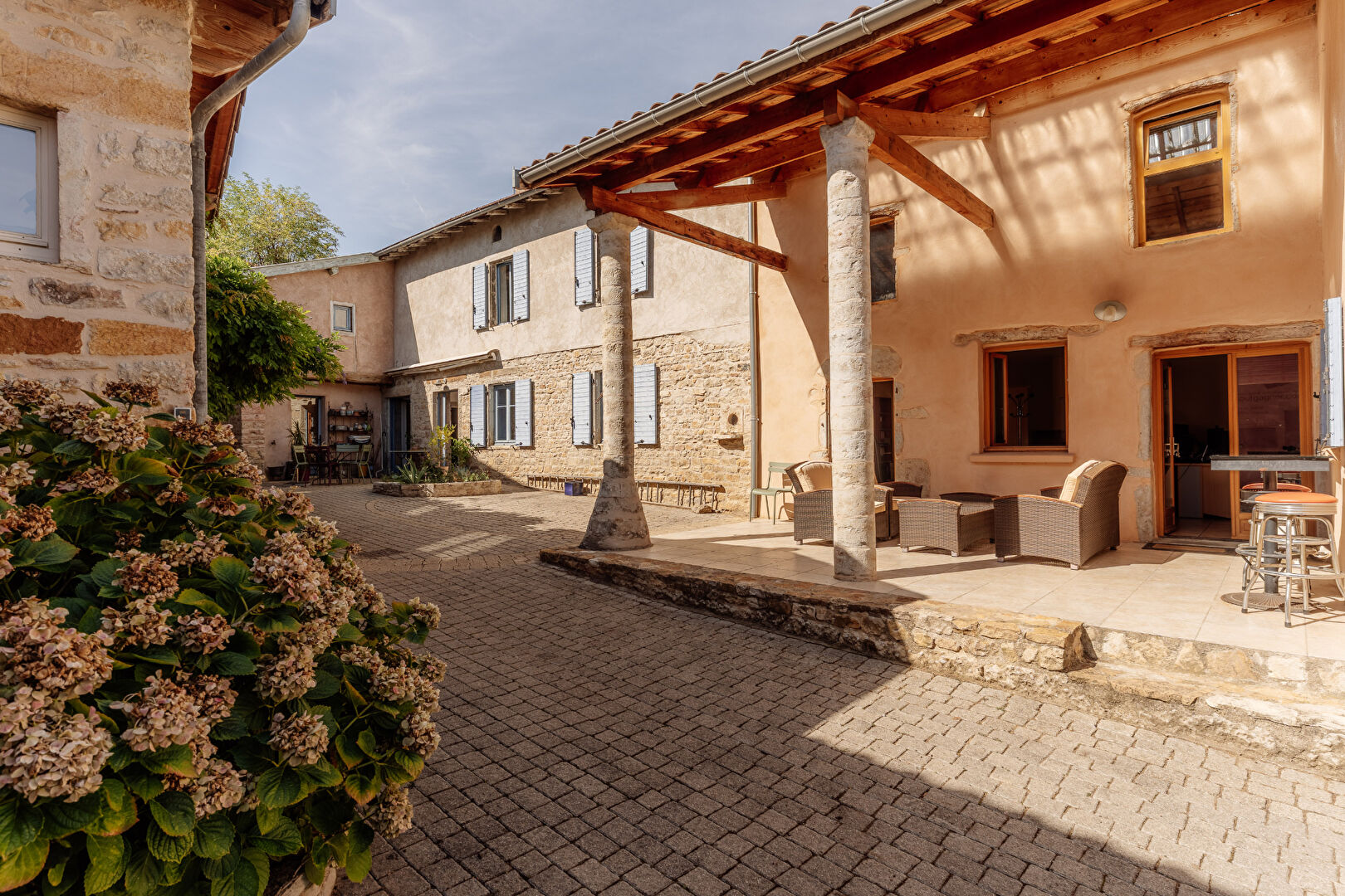 ST GERMAIN AU MONT D&rsquo;OR, CORPS DE FERME AVEC DEPENDANCES, JARDIN et PISCINE