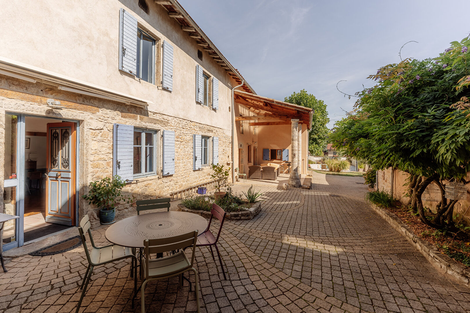 ST GERMAIN AU MONT D&rsquo;OR, CORPS DE FERME AVEC DEPENDANCES, JARDIN et PISCINE