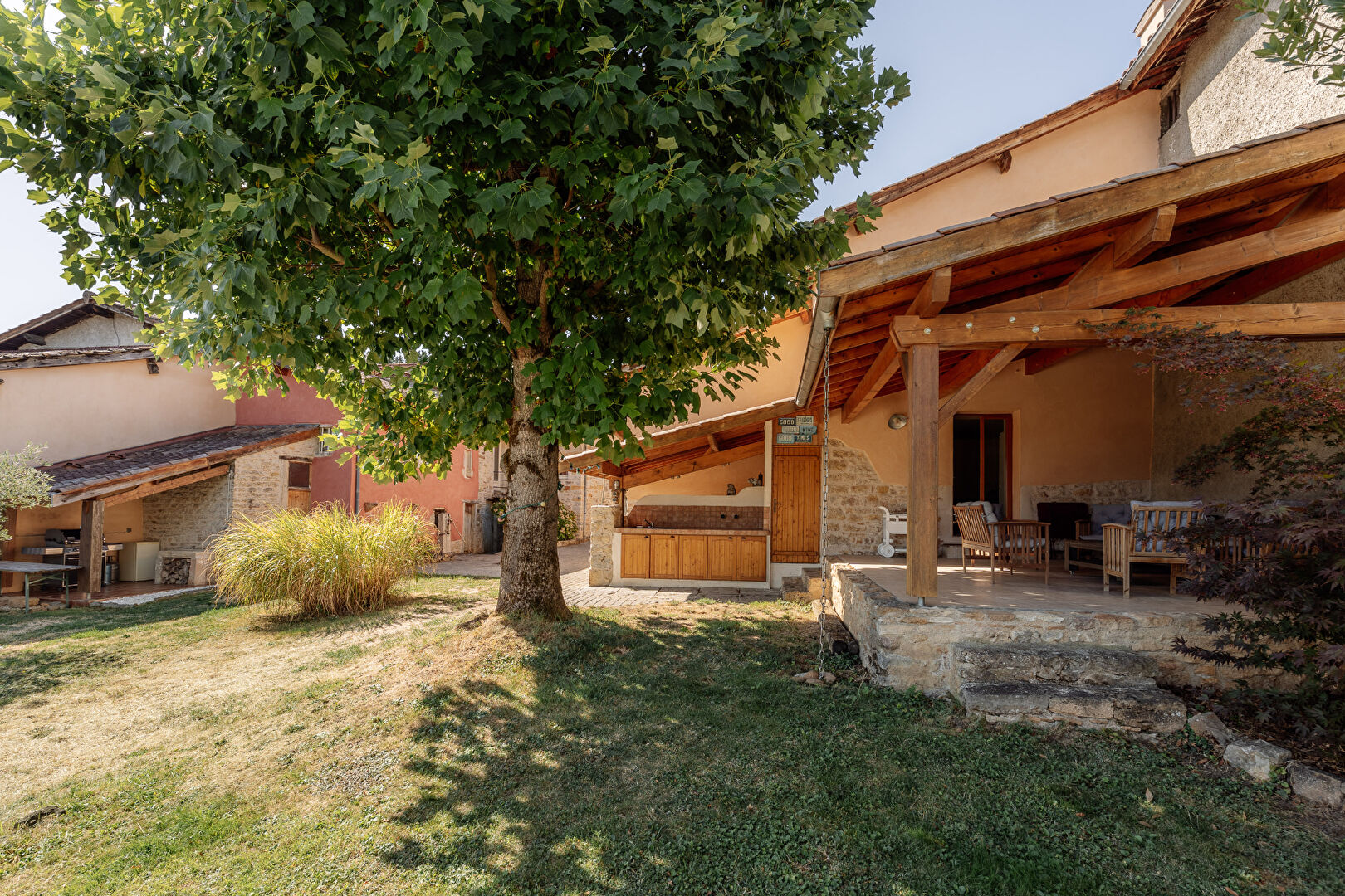 ST GERMAIN AU MONT D&rsquo;OR, CORPS DE FERME AVEC DEPENDANCES, JARDIN et PISCINE