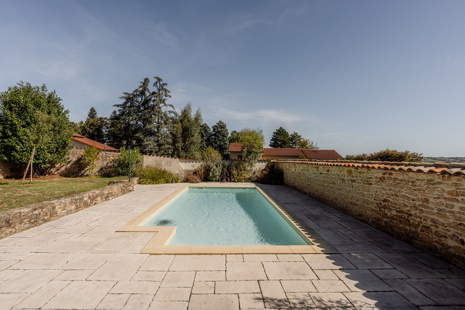 ST GERMAIN AU MONT D&rsquo;OR, CORPS DE FERME AVEC DEPENDANCES, JARDIN et PISCINE