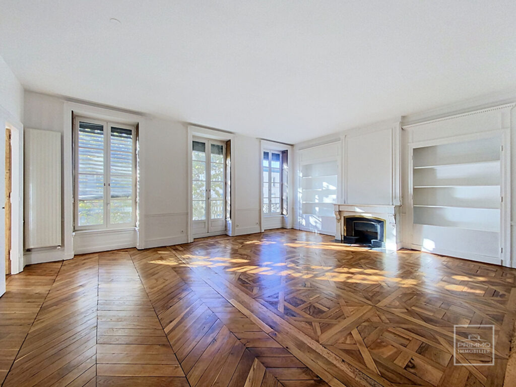 LYON 6, Métro Foch, 125.96m²