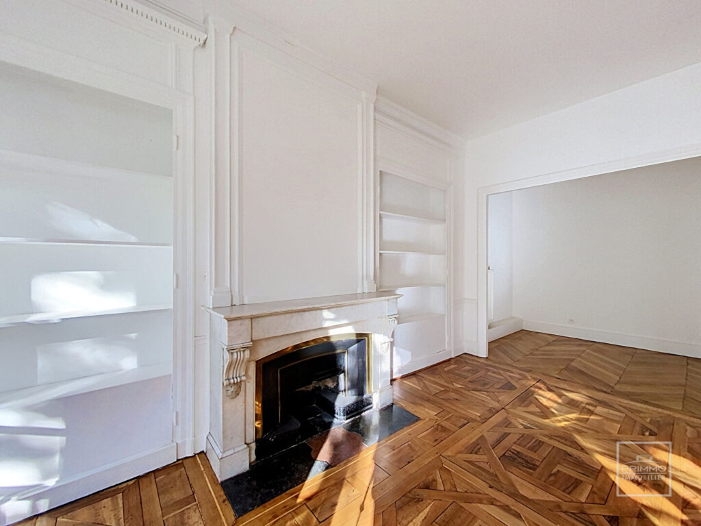 LYON 6, Métro Foch, 125.96m²