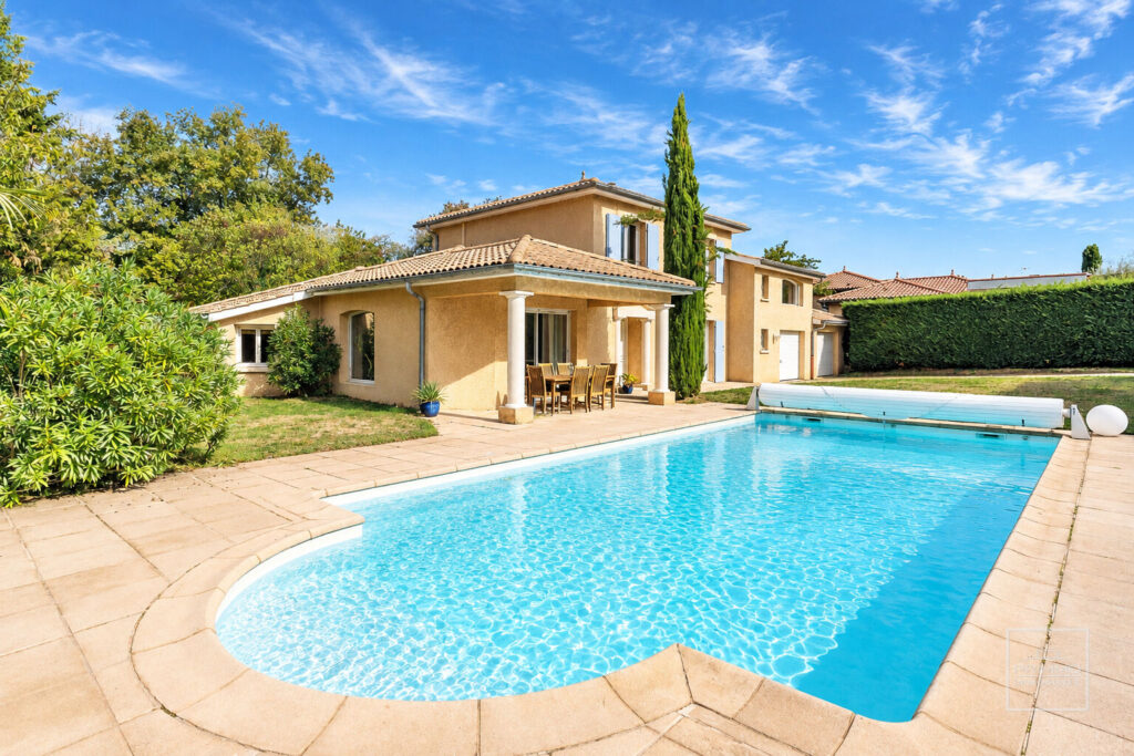 DOMMARTIN, à 2 pas du centre,  belle villa 6 chambres, terrain avec piscine