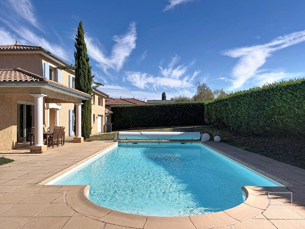 DOMMARTIN, à 2 pas du centre,  belle villa 6 chambres, terrain avec piscine