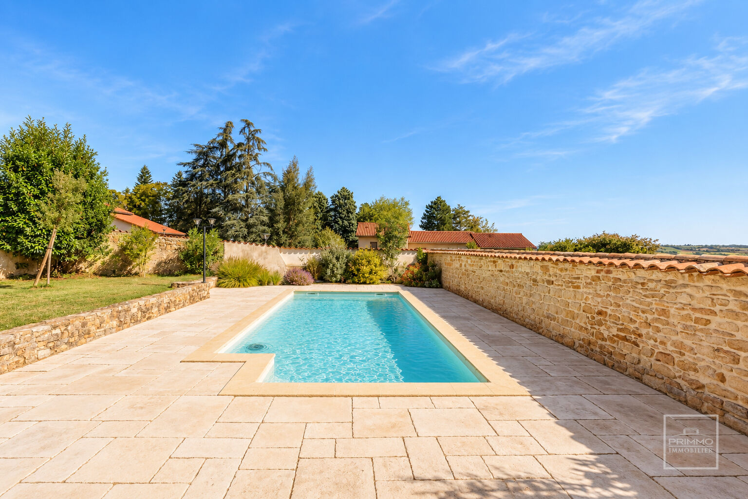 ST GERMAIN AU MONT D&rsquo;OR, CORPS DE FERME AVEC DEPENDANCES, JARDIN et PISCINE