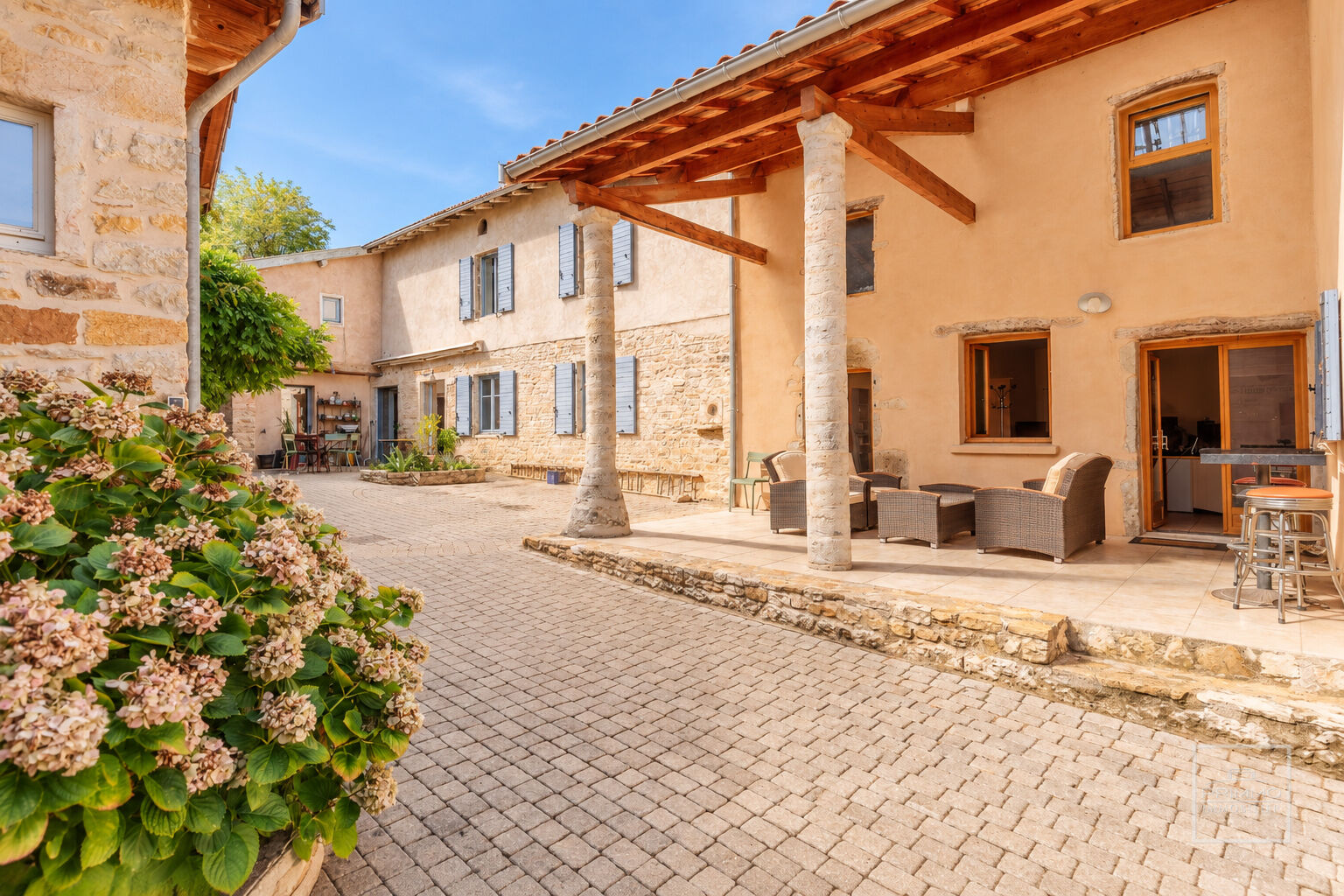 ST GERMAIN AU MONT D&rsquo;OR, CORPS DE FERME AVEC DEPENDANCES, JARDIN et PISCINE