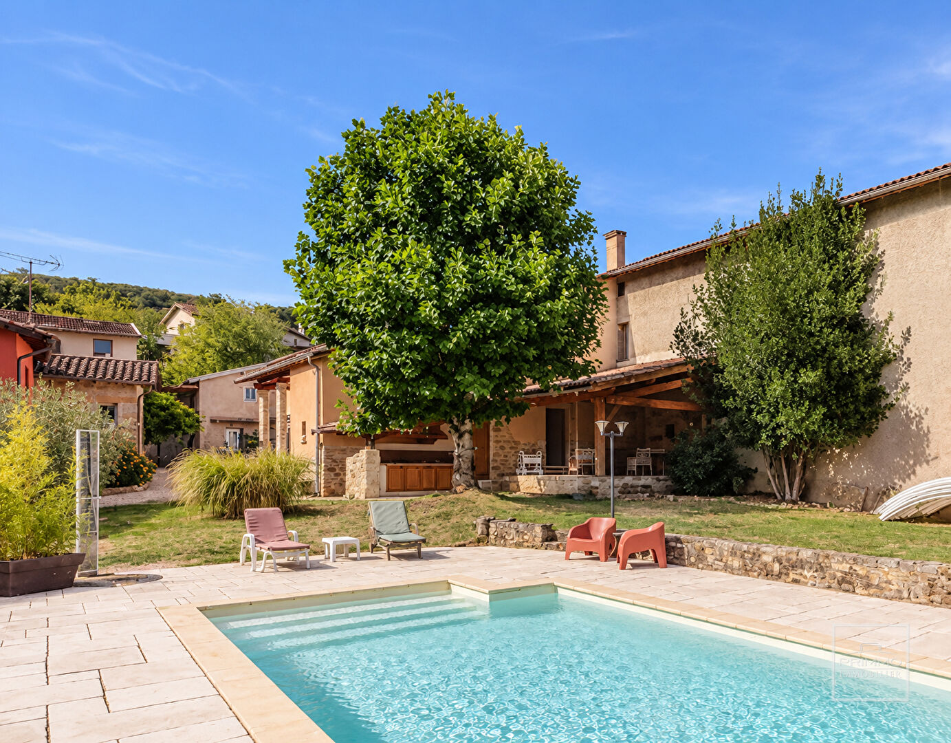 ST GERMAIN AU MONT D&rsquo;OR, CORPS DE FERME AVEC DEPENDANCES, JARDIN et PISCINE