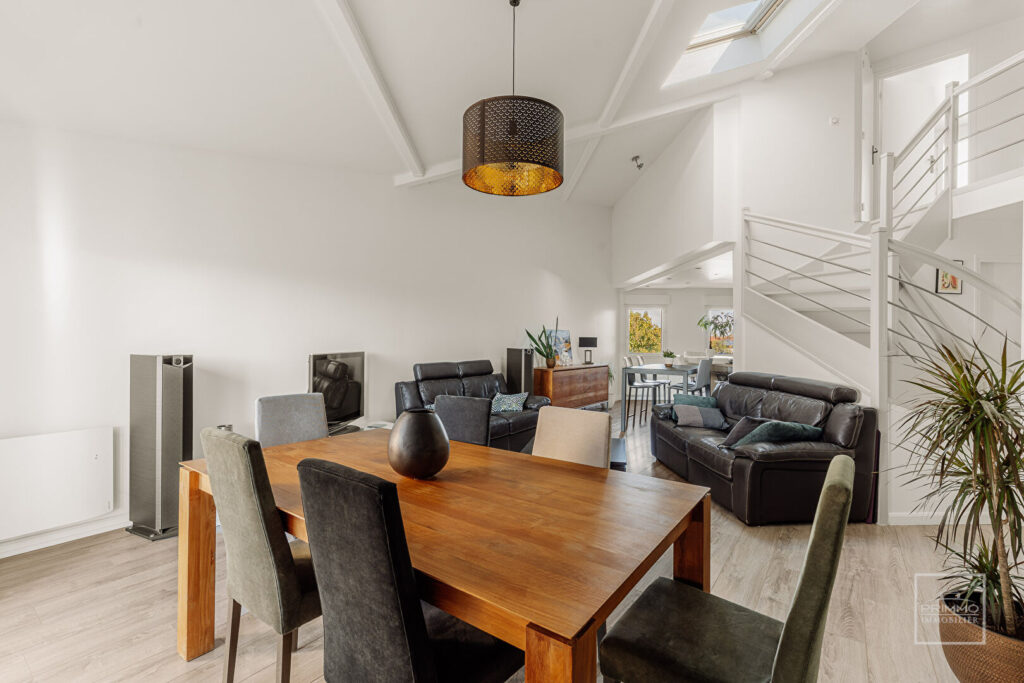 Toit-terrasse en duplex sur Saint-Genis-les-Ollières, 4 chambres, garage, parking, cave.