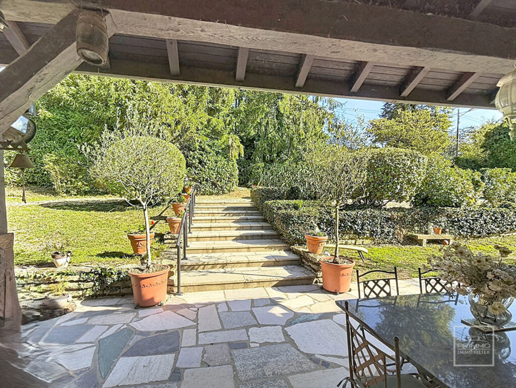 Saint Didier Au Mont D Or Maison plain-pied de 190 m²  sur 3 000 m²  de terrain au calme, sans vis-à-vis.