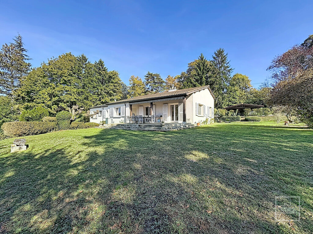 Saint Didier Au Mont D Or Maison plain-pied de 190 m²  sur 3 000 m²  de terrain au calme, sans vis-à-vis.