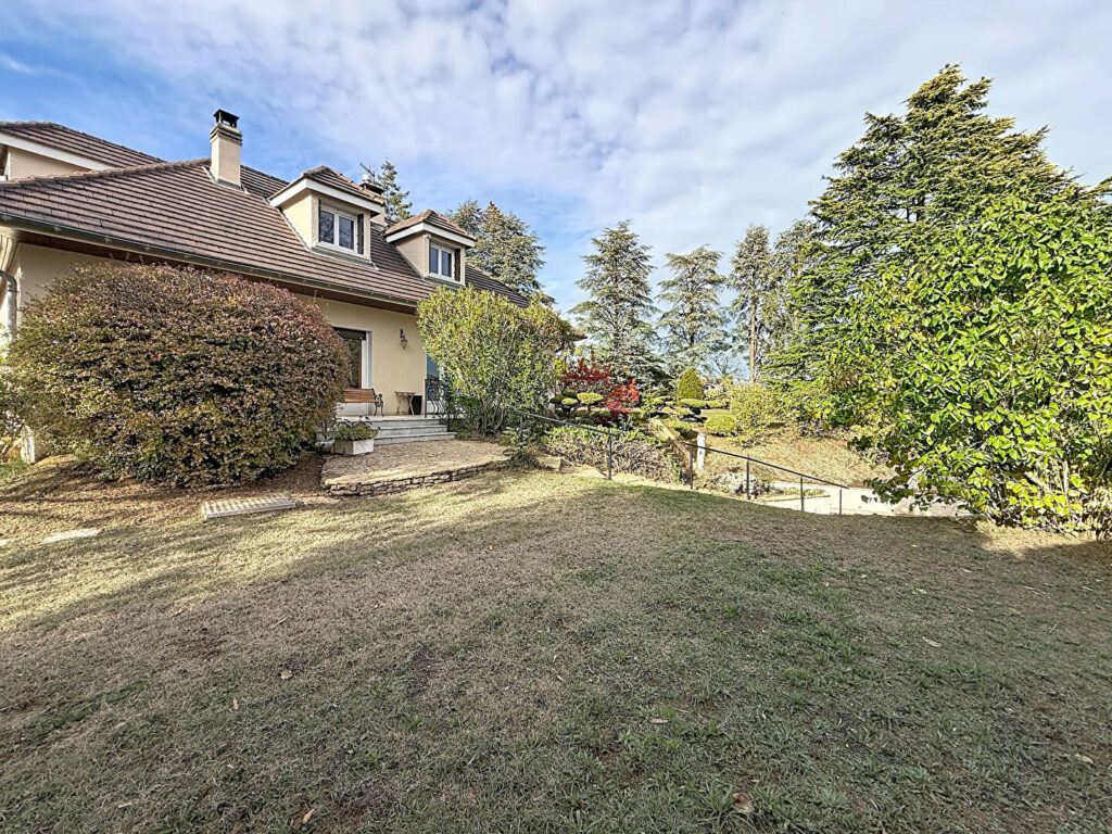 SAINT CYR AU MONT D&rsquo;OR, maison familiale de 230 m² habitables + 150 m² utiles  sur terrain de  2974m²